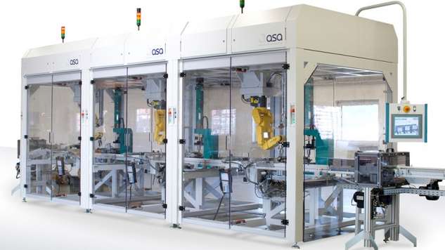 zeigt die aus drei Roboterzellen bestehende Montageanlage von ASA für Erdrich Umformtechnik mit drei Pressenstationen von TOX® PRESSOTECHNIK
