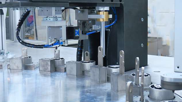 Integrierte Montagestation zum Einpressen von Stahlteilen in Gummi-Schwingungsdämpfer